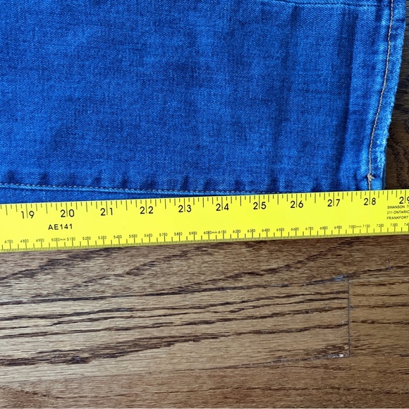 Pilcro Slim Boyfriend Crop Distressed Mid-Rise Med Wash Jeans
Size 27 - Picture 11 of 13